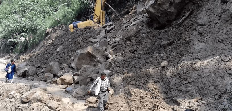 पाल्पातर्फ जाँदै गरेको कार सिद्धार्थ राजमार्गमा खसेको पहिरोले पुरियो