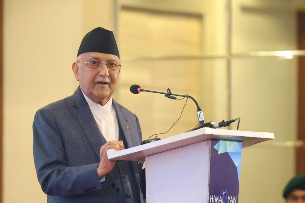 संविधानअन्तर्गत शपथ खाएर संसद्मा संविधान मान्दिनँ भन्नु इमानदारिताको खडेरी होः प्रधानमन्त्री ओली