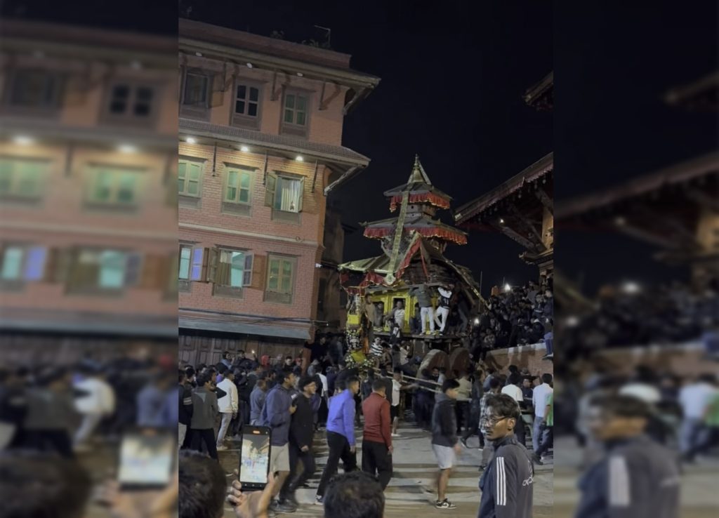 प्रसिद्ध बिस्का जात्रा : भैरवको रथ वंशगोपाल पुर्याएर फर्काउँदै