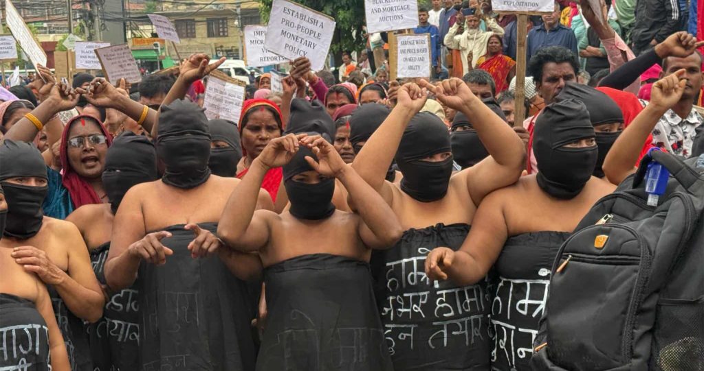 सहकारी पीडितले गरे माइतीघरमा अर्धनग्न प्रदर्शन
