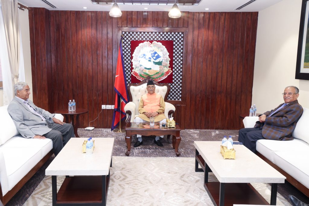 विद्यमान व्यवस्था र संविधानको रक्षाका लागि उपयुक्त वातावरण बनाउने विषयमा शीर्ष तीन नेताको  छलफल
