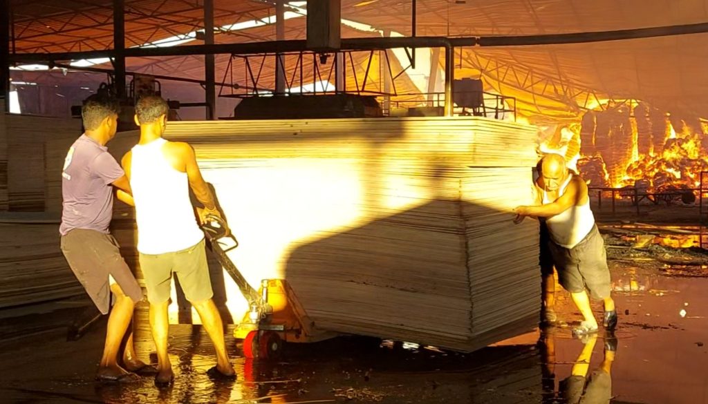 सुनसरीकाे तिरुपती उड प्यानल इन्डष्ट्रीमा आगलागी, आगो निभाउने प्रयास जारी