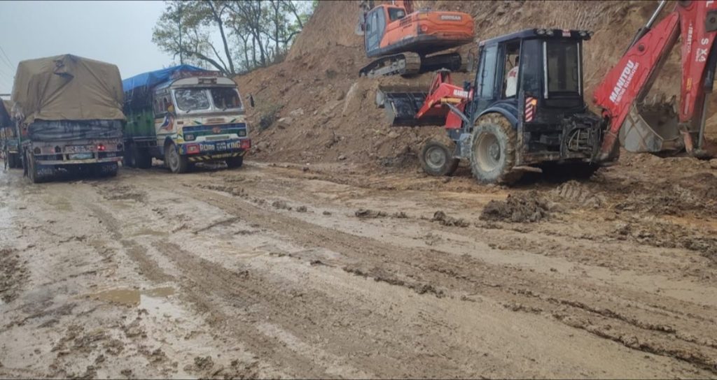 पूर्वपश्चिम राजमार्ग अन्तर्गत दुम्कीबास खण्ड अवरुद्ध