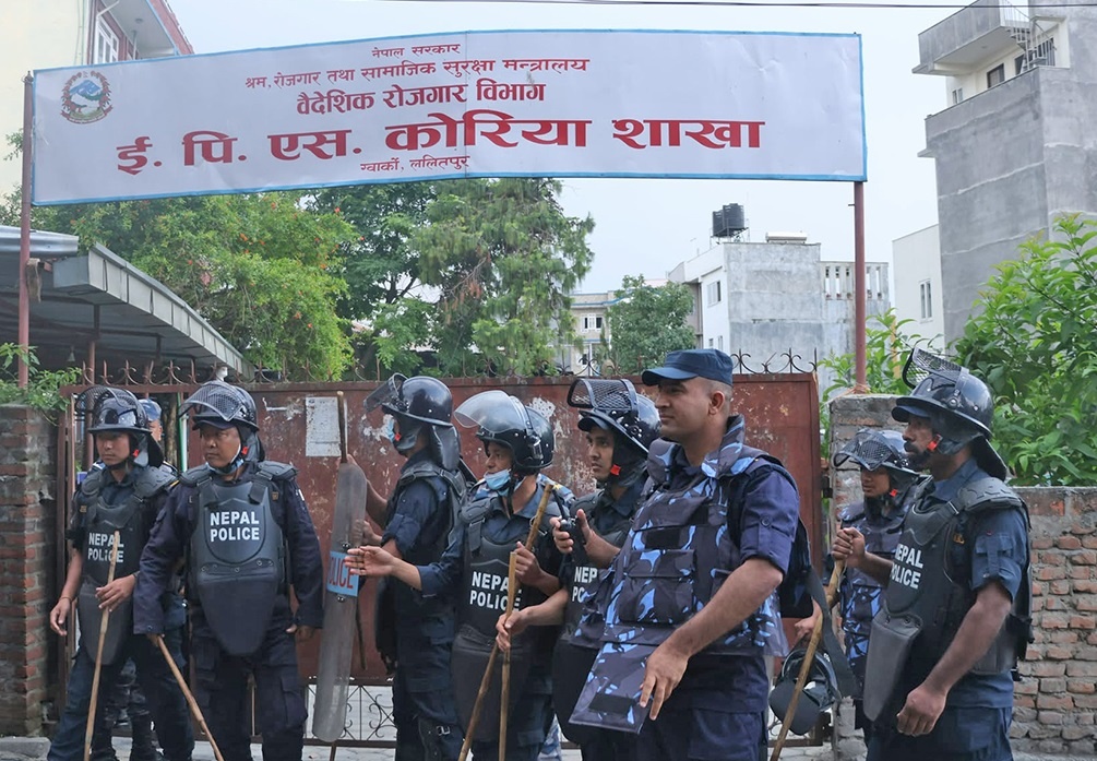 ईपीएस शाखामा धर्ना दिने युवामाथि प्रहरीको लाठीचार्ज