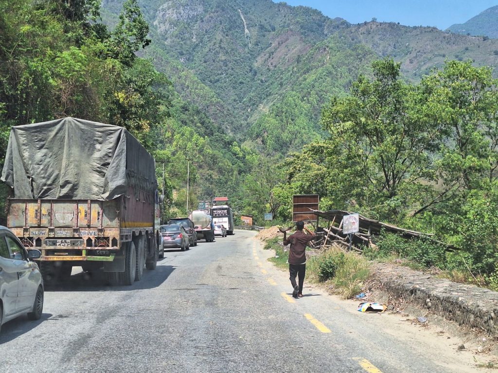 ट्रक पल्टिँदा अवरुद्ध नारायणगढ–मुग्लिन सडक एकतर्फि खुला