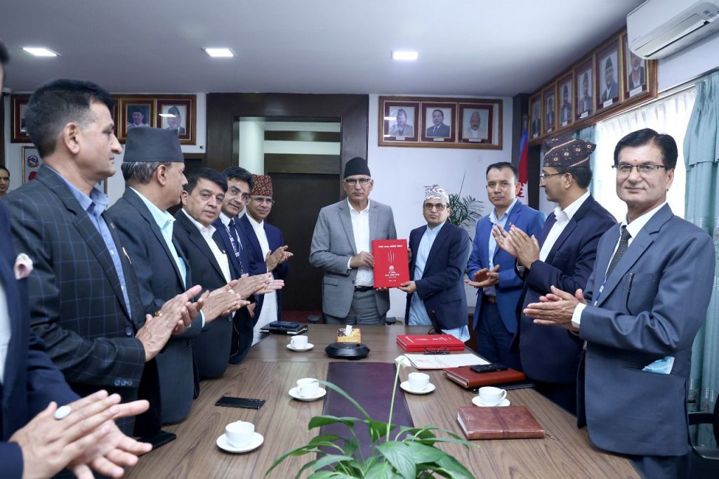 राजस्व परामर्श समितिद्वारा अर्थमन्त्रीलाई प्रतिवेदन पेस, बजेटका लागि महत्त्वपूर्ण सुझाव
