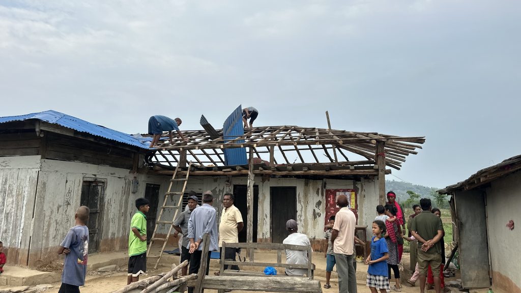 करेन्ट लागेर मृत्यु भएका उज्ज्वलको घरमा गाउँलेले हालिदिए छानो