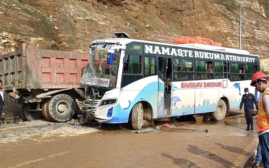 तनहुँमा बस र टिपर ठोक्किँदा ७ जना घाइते