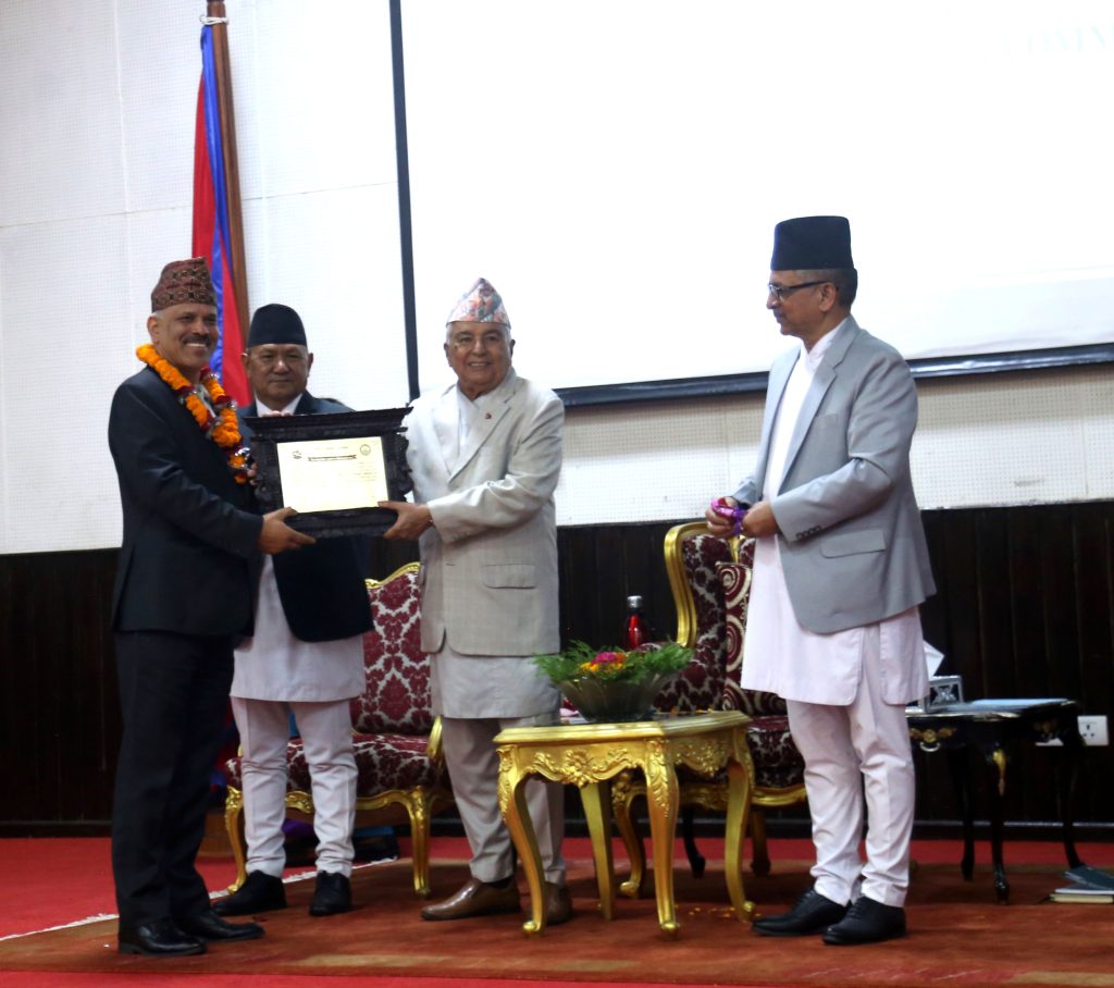 राष्ट्रपति पौडेलद्वारा वरिष्ठ पत्रकार दाहाल सम्मानित