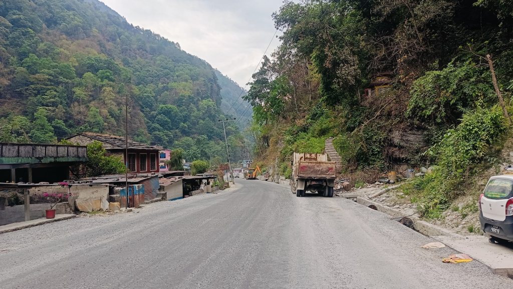 कालीगण्डकी करिडोर अन्तर्गत राहुघाट–तातोपानी १४ किलोमिटर कालोपत्र