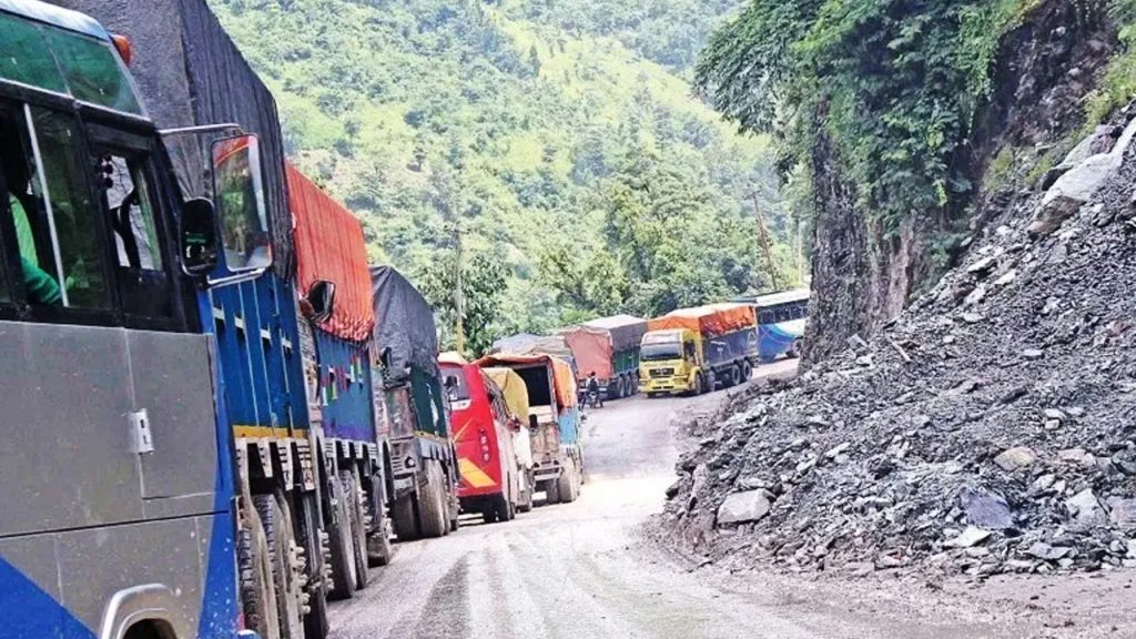 नागढुङ्गा–नौबिसे सडक दैनिक साढे चार घण्टा बन्द