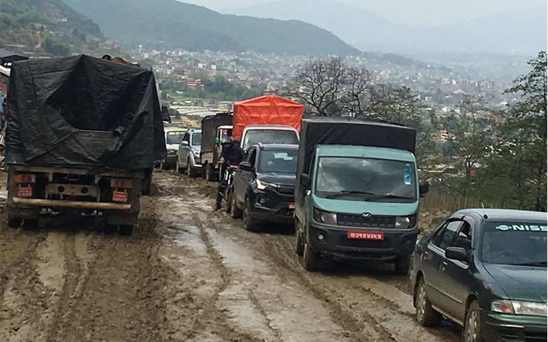 वर्षाले सूर्यविनायक–साँगा सडकमा एकतर्फी सवारी सञ्चालन