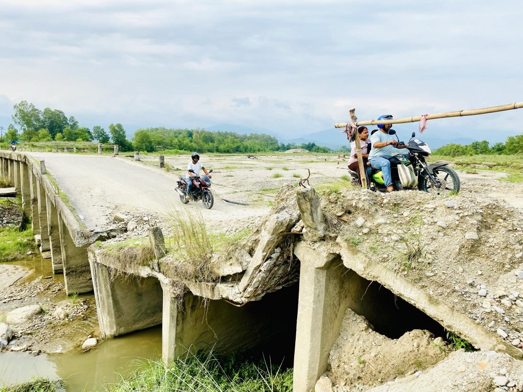 अझै बनेन दुई वर्षअघि भासिएको बिरिङको पुल, सङ्घीय सरकारकै बाटो कुर्दै नगरपालिका
