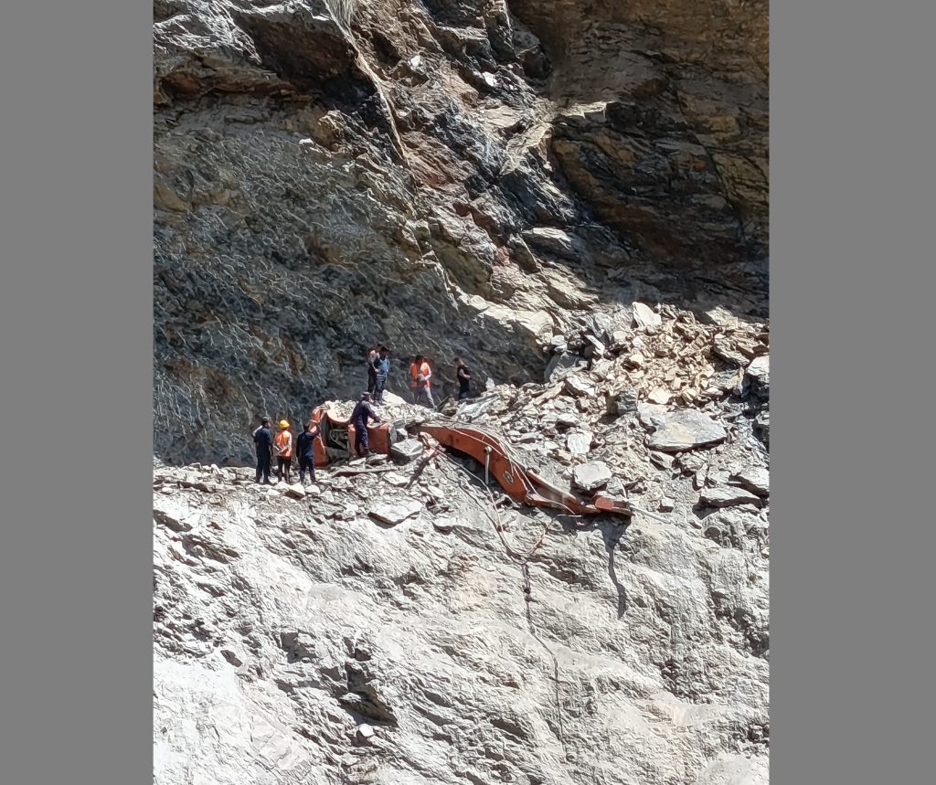 सडक खन्ने क्रममा पहिरोमा पुरिएर एक्साभेटर चालकको मृत्यु