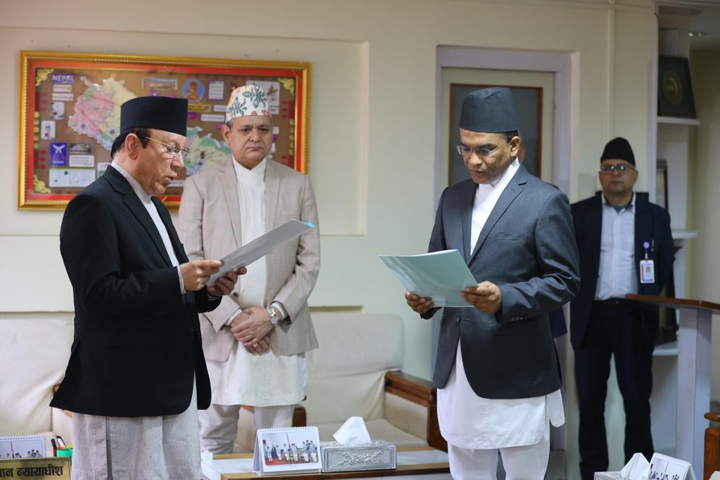 नवनियुक्त गभर्नर पौडेलले लिए शपथ