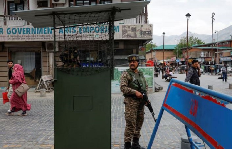 भारत र पाकिस्तानबीच बढ्दो तनावका कारण इस्लामावाद, पन्जाब र जम्मूलगायत विभिन्न स्थानमा विद्यालय बन्द
