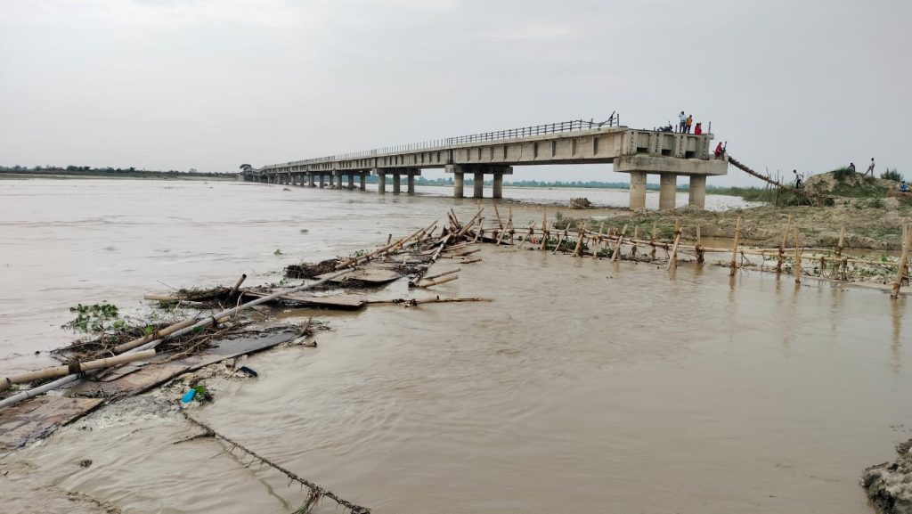 कमलाको काठेपुल बाढीले बगाएपछि आवागमनमा समस्या