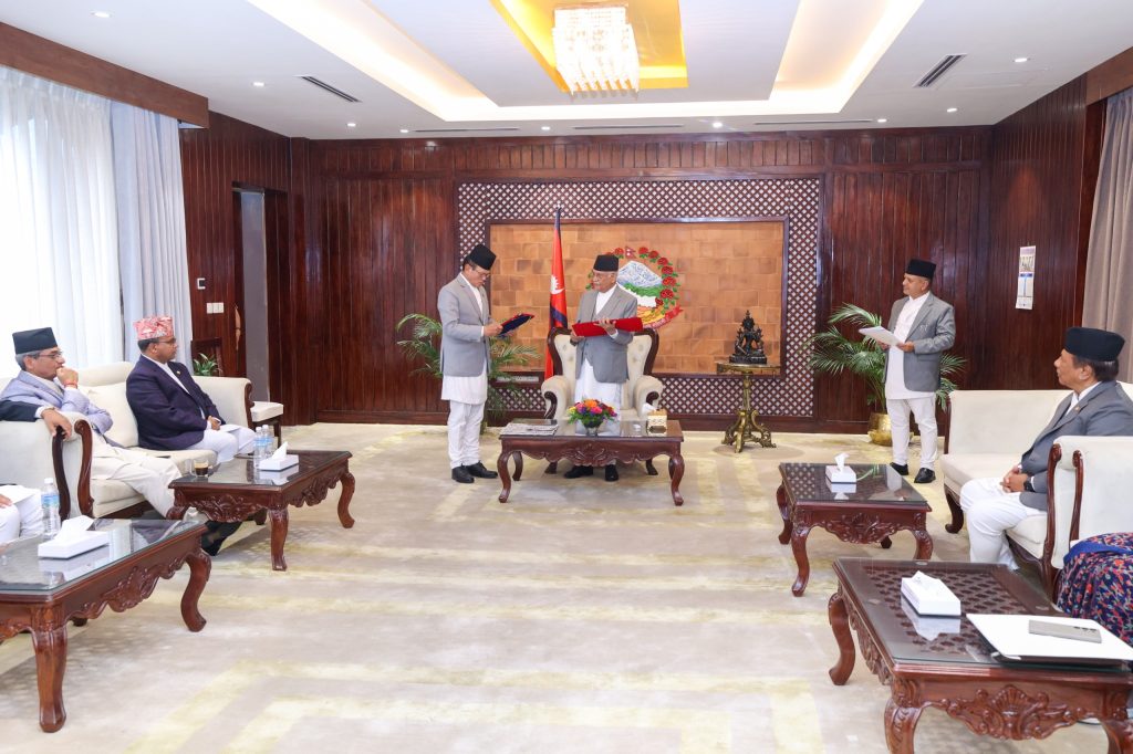 प्रधानमन्त्रीसमक्ष राज्यमन्त्री गर्बुजाले गरे सपथ ग्रहण