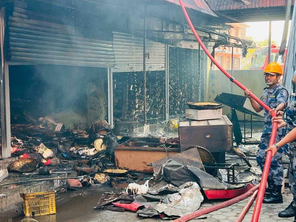 सतुंगलको आगलागीमा १० वटा पसल जलेर नष्ट