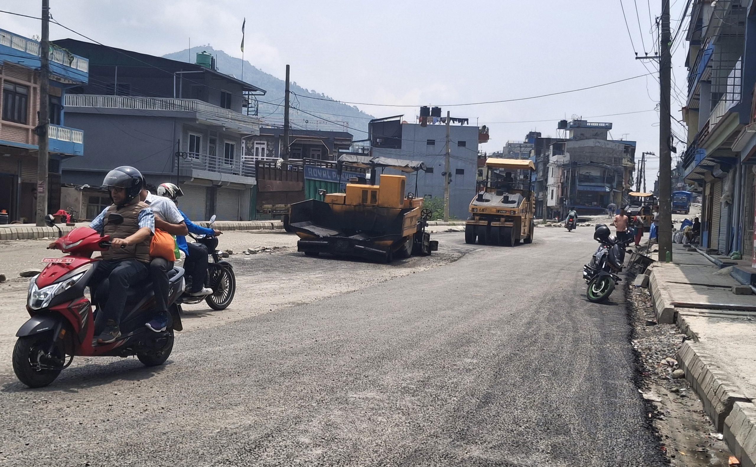 मध्यपहाडी लोकमार्ग : हरिचोक–याम्दी खण्ड ‘अस्फाल्ट’ प्रविधिबाट ‘पिच’