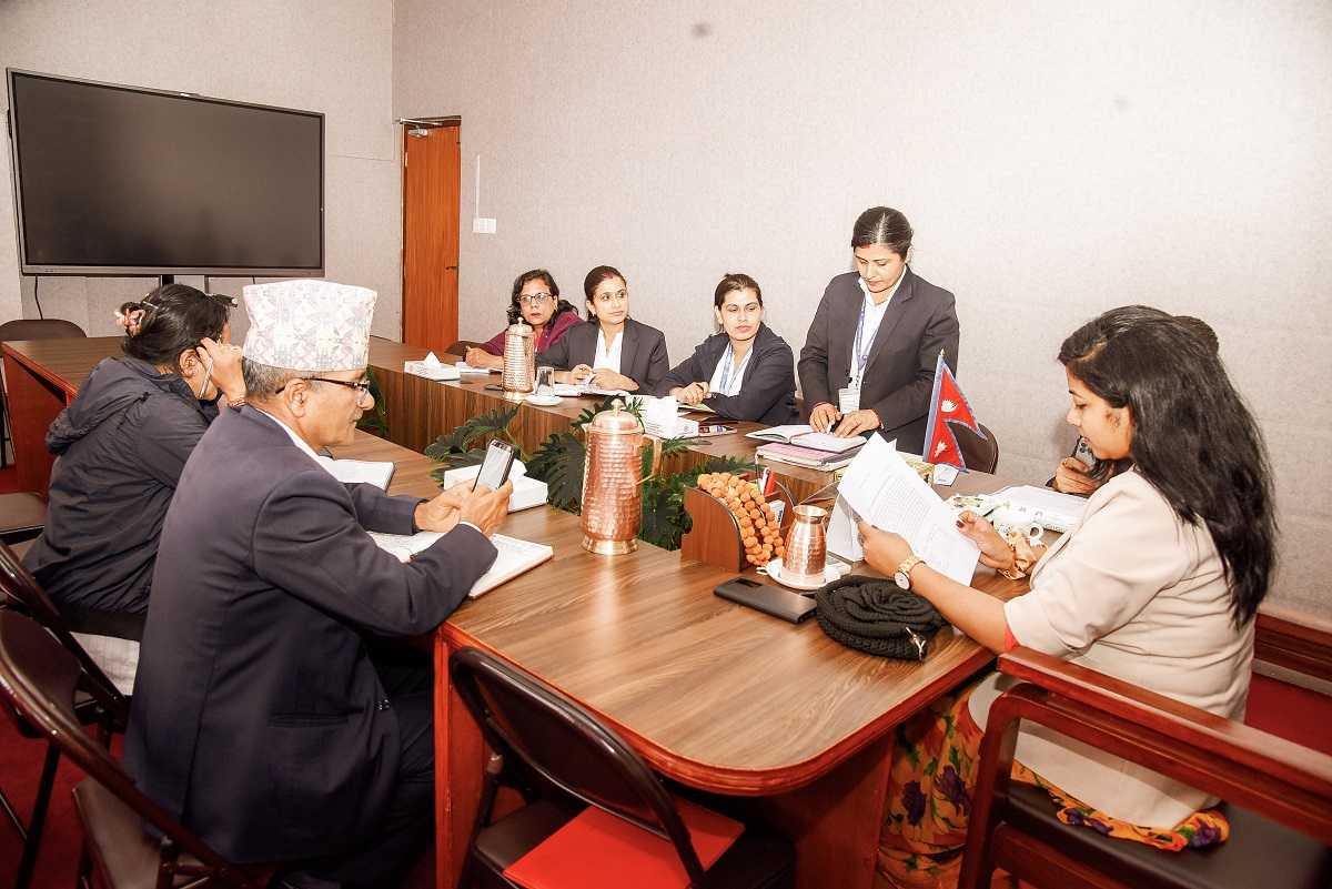 कामपाबाट तालिम लिएका उद्यमीले उत्पादन गरेका सेनिटरी प्याडको गुणस्तर परीक्षण गरी  विद्यालयका छात्रालाई वितरण समन्वय गर्न उपप्रमुख डंगोलको निर्देशन