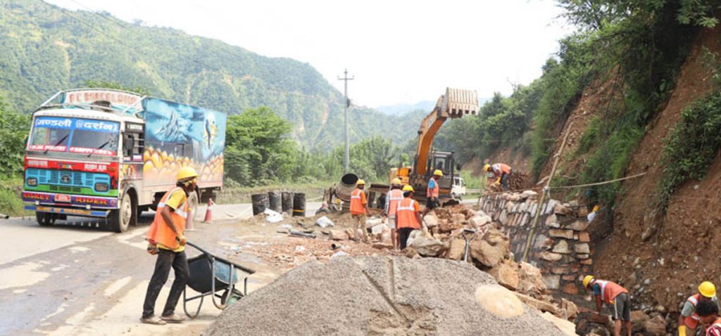 मुग्लिन-मलेखु सडकखण्डमा रात्रिकालीन आवागमन सुचारु