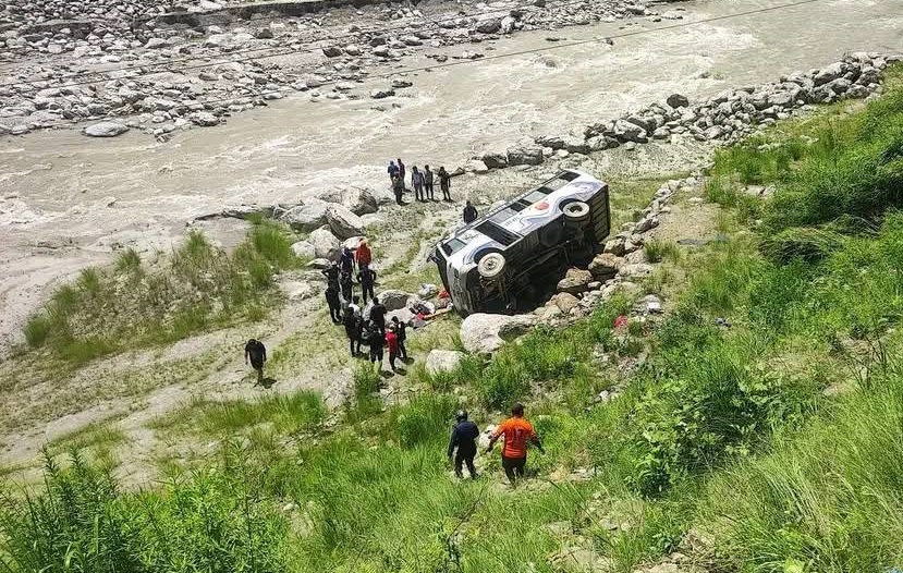 सिन्धुपाल्चोकको मेलम्चीमा बस दुर्घटना, चालकसहित ८ जना घाइते