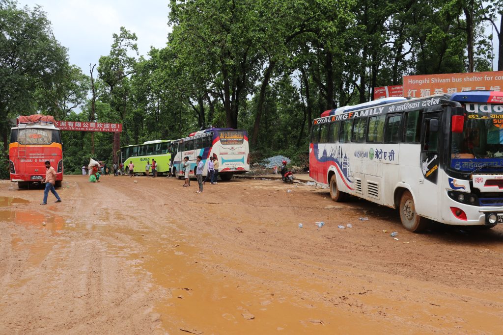 दाउन्ने–दुम्कीवास सडकको वैकल्पिक भित्री मार्ग पनि अवरुद्ध, यातायात पूर्ण रूपमा बन्द