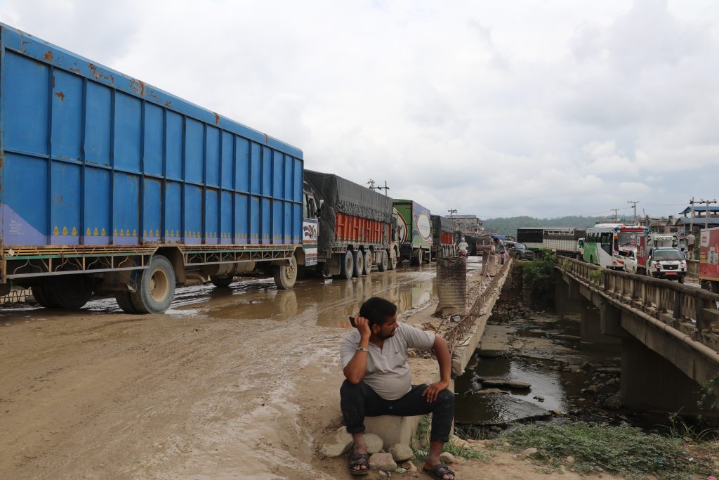 नारायणगढ–बुटवल सडकमा यात्रा अनिश्चित: विनयी खोलामा डाइभर्सन नबन्ने, दाउन्नेको उकालो पनि अवरुद्ध