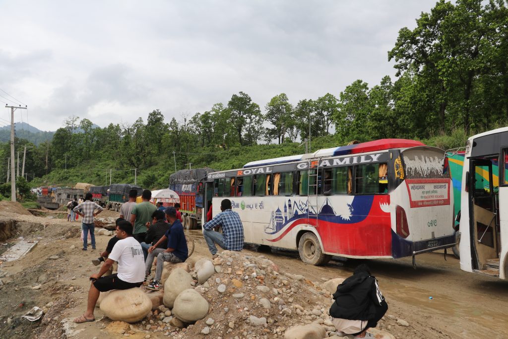 बुटवल-नारायणगढ सडककाे वैकल्पिक मार्गमा बाढी आएपछि पूर्णरूपमा अवरुद्ध
