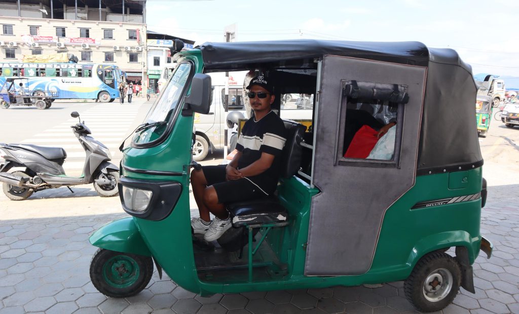 क्यान्सरका बिरामीलाई निःशुल्क सेवा दिँदै अटोचालक आकाश अर्याल