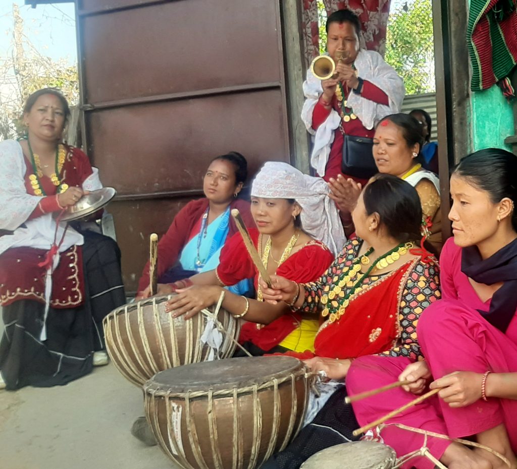 परम्परा धान्न पञ्चैबाजा बजाउँदै पाल्पाका महिला