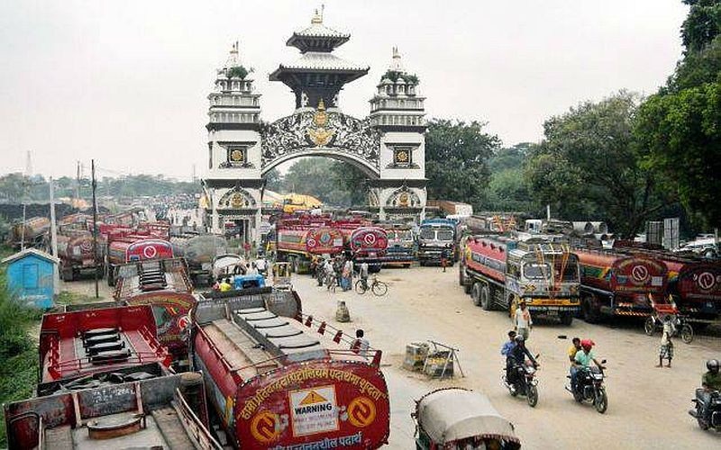 वीरगञ्ज भन्सारको आम्दानीमा पेट्रोलियमको दबदबा: आयात मूल्य घटेपनि राजस्व अर्बौंले बढ्यो