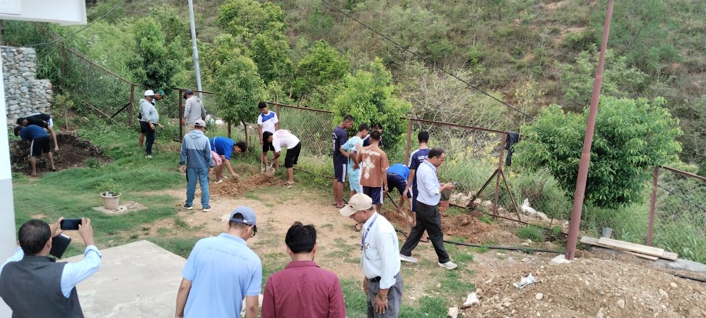 विद्यालयको आम्दानी बढाउन बुद्धचित्तको बिरुवा लगाइँदै