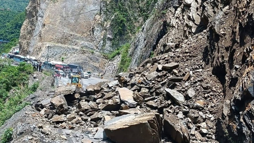 तुइन खोलामा सुक्खा पहिरोले नारायणघाट–मुग्लिन सडक अवरुद्ध