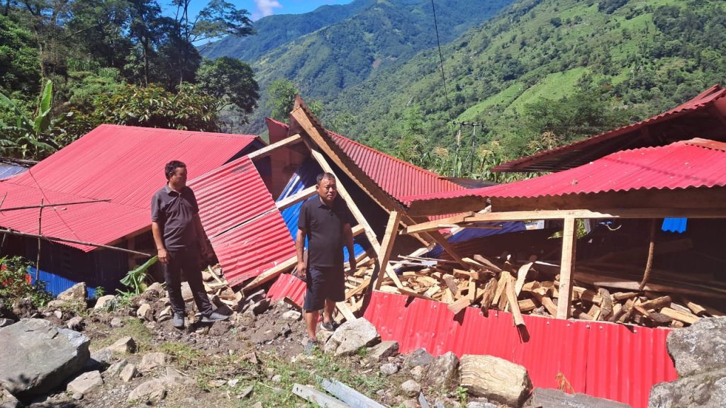 सङ्खुवासभाको भोटखोलामा पहिरोले पाँच परिवार विस्थापित