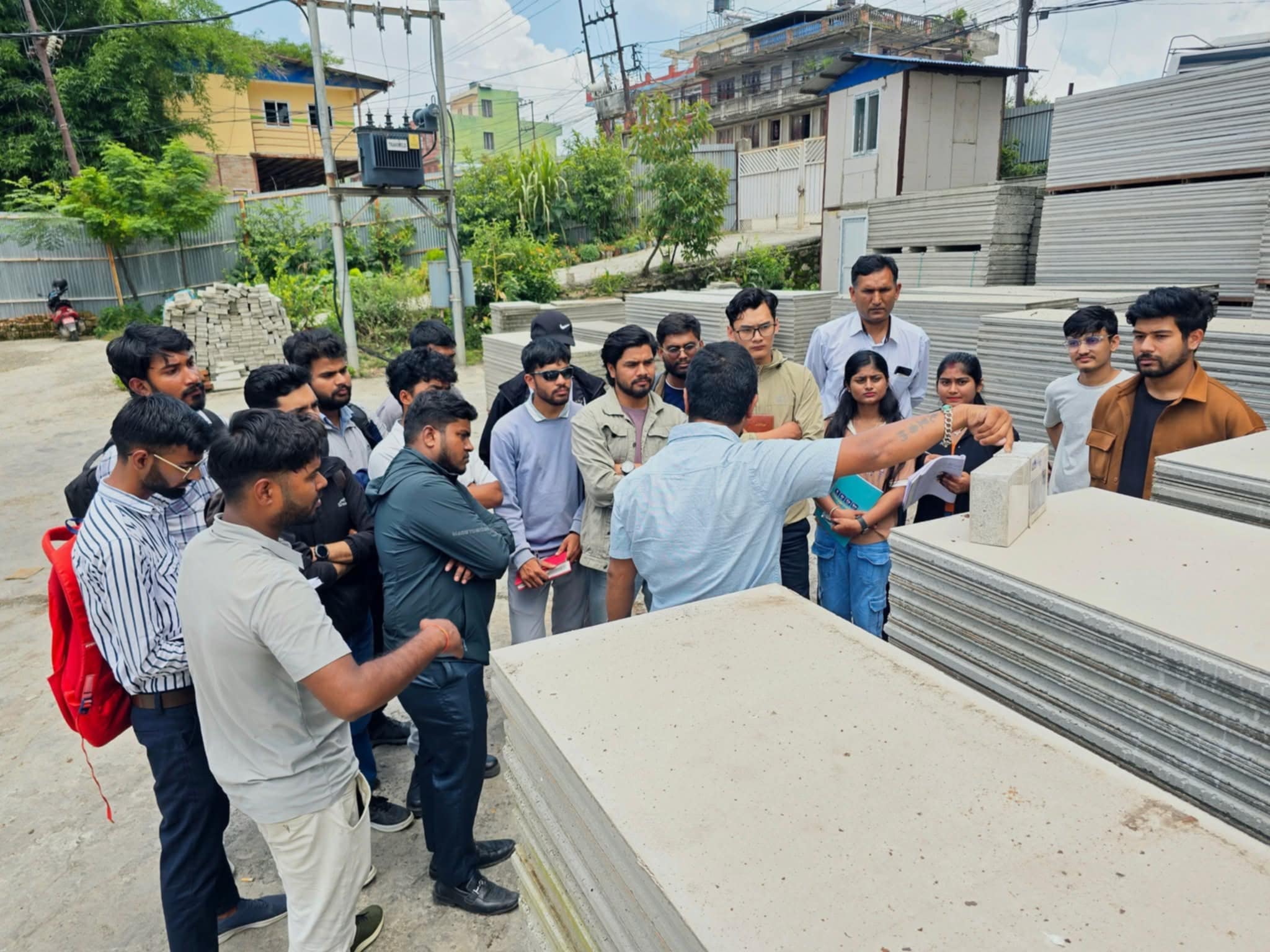 किताबको ज्ञान कारखानाको फिल्डमा: इको प्यानलबाट नयाँ प्रविधि सिक्दै भविष्यका इन्जिनियर