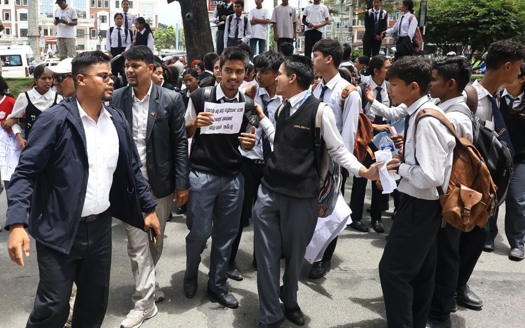 अखिल (क्रान्तिकारी)ले विद्यालय पोशाकमै विद्यार्थी सडकमा उतारेपछि प्रहरी हस्तक्षेप