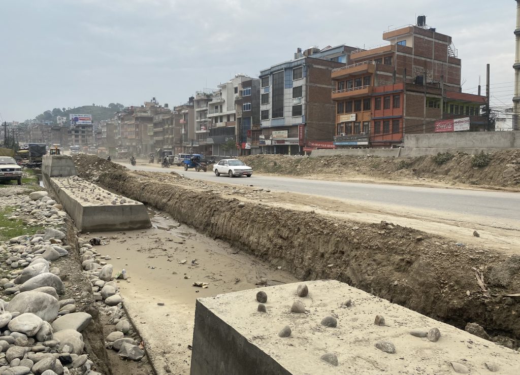 स्थानीयको अवरोध र वर्षाले रोकियो अरनिको राजमार्ग विस्तार, तोकिएको समयमा नसकिने निश्चित