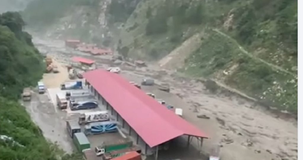 भोटेकोशी बाढी : हाइड्रोपावरको क्याम्प बगाएपछि कर्मचारीहरू जङ्गलमा भागेर जाेगाए ज्यान, हेलिकप्टरबाट उद्धारको तयारी