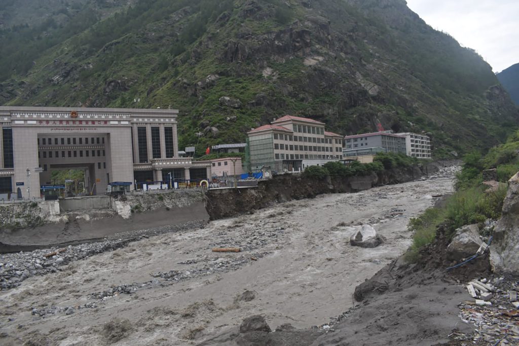 बाढीग्रस्त रसुवागढी क्षेत्र सुनसान ! थुनिएको पानी खोल्नेसहित क्षतिको विवरण लिने काम सुरु