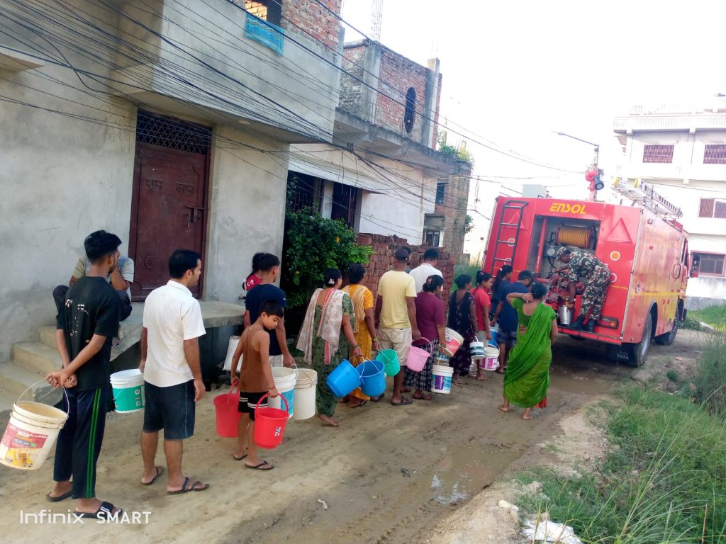 खानेपानीको हाहाकार भएपछि नेपाली सेनाद्वारा वीरगञ्जमा पानी वितरण