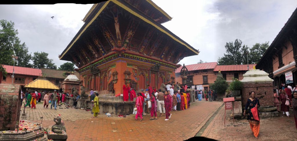 भक्तपुरकाे चाँगुनारायणमा दर्शनार्थीको घुइँचो