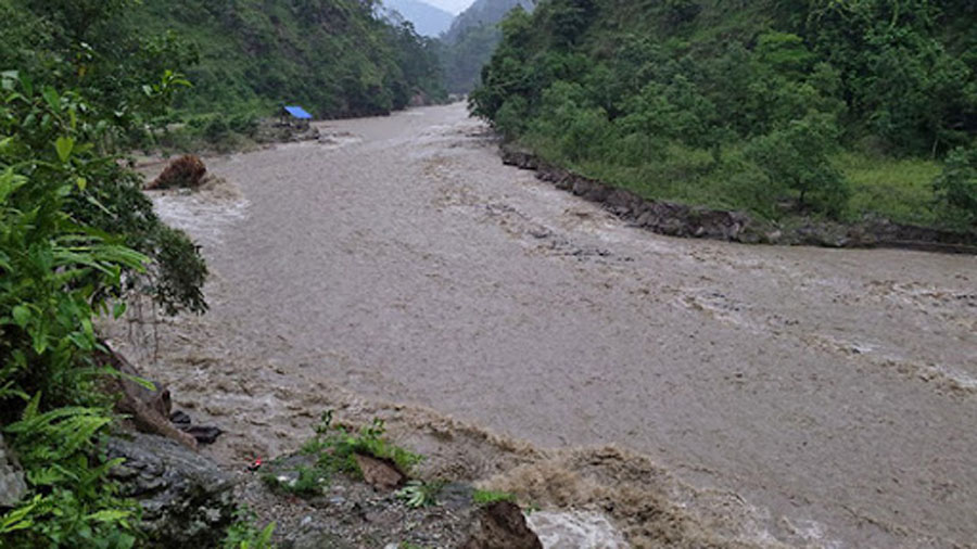 मर्स्याङ्दी नदीमा अटोरिक्सा खस्दा ६ जना घाइते