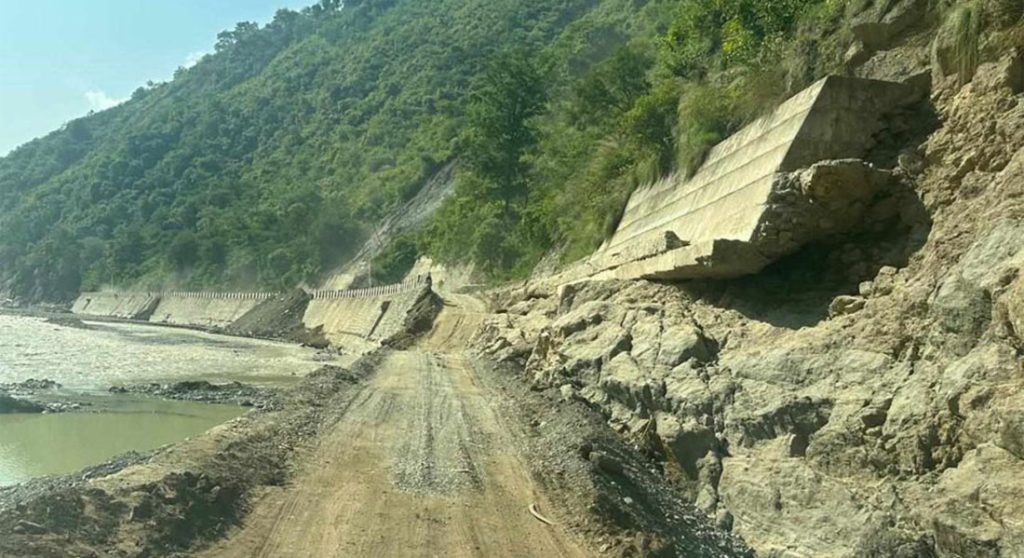 बीपी राजमार्गमा आजदेखि एक महिनासम्म रातिमा गाडी चलाउन रोक