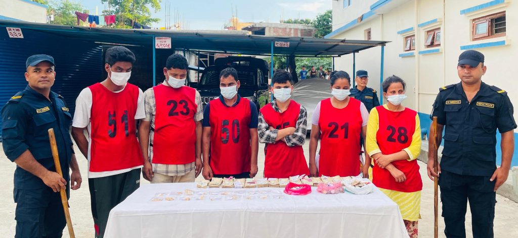 पन्ध्र तोलाभन्दा बढी सुनका गहना र नगद रु सात लाख बढी रकमसहित कोहलपुरबाट छ जना पक्राउ
