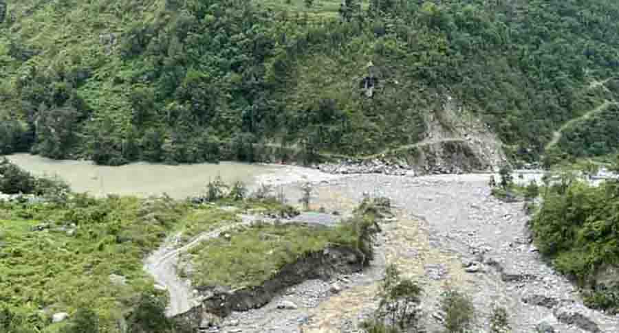 बाढीले तमोर नदीमाथिको बेलिब्रिज बगायो, अरुण नदी किनारमा सतर्क रहन आग्रह