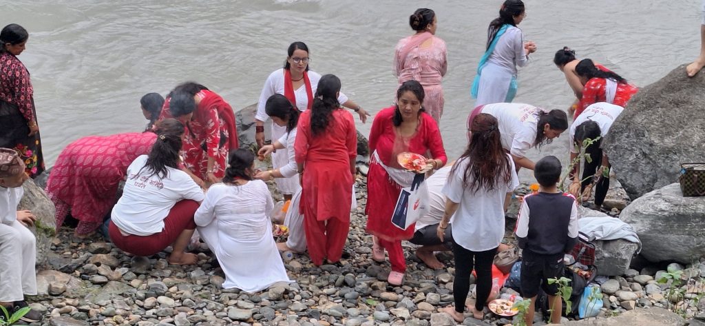 पवित्र कालीगण्डकी नदीमा स्नान गर्नेको भुइँचो