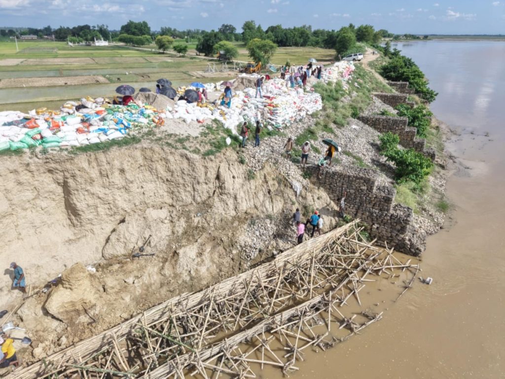 बाँकेमा बस्ती जोगाउन आपतकालीन तटबन्ध
