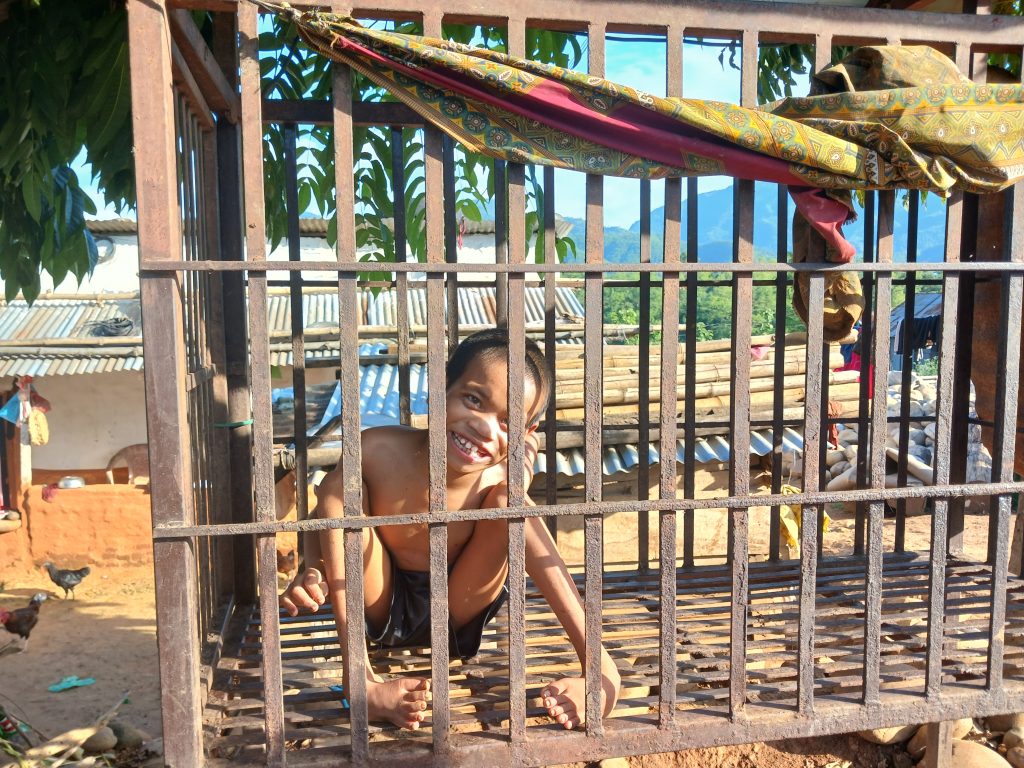 फलामे खोरमा जीवनका खुसी खोज्दै ११ वर्षे बालक